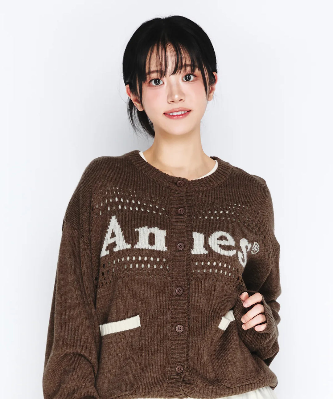 **QWER -Chodan PUNCHED CARDIGAN BROWN + Photocard