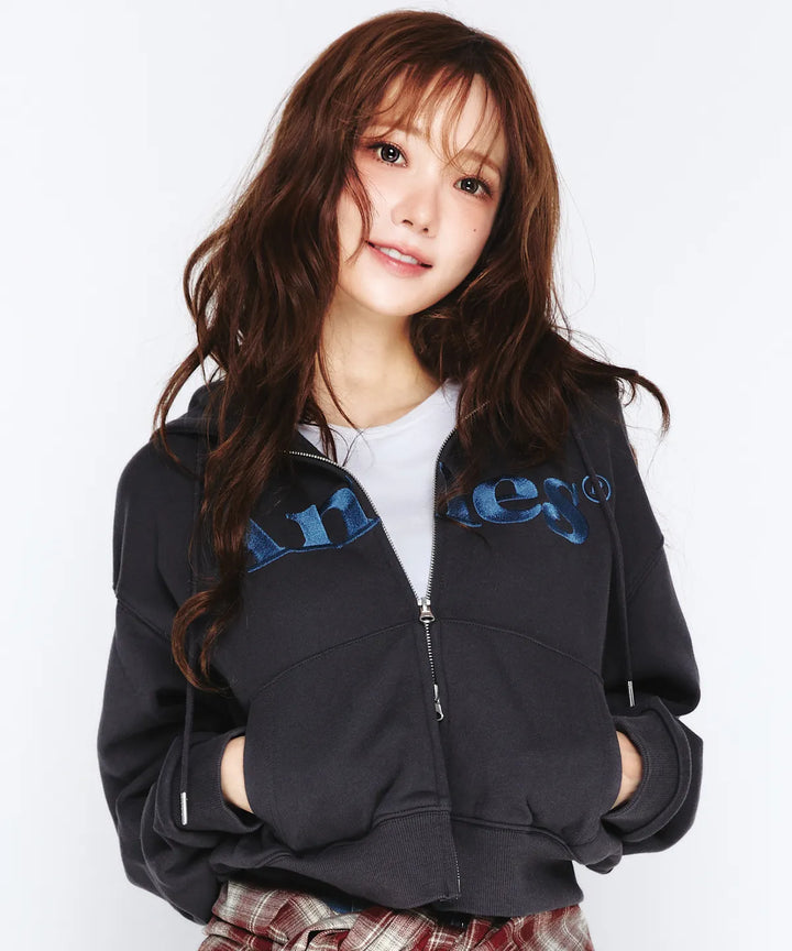 **QWER -MagentaBASIC LOGO HOODIE ZIP UP DEEP CHARCOAL