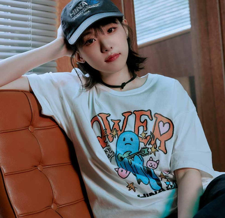 QWER - Hina QWER Ghost T-shirt – HALLYUSUPERSTORE QWER - Hina QWER Ghost T-shirt – HALLYUSUPERSTORE