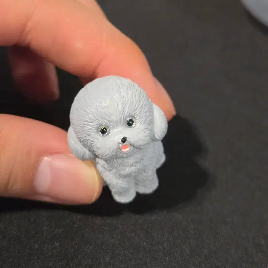 앉아있는 회색 푸들 강아지 피규어