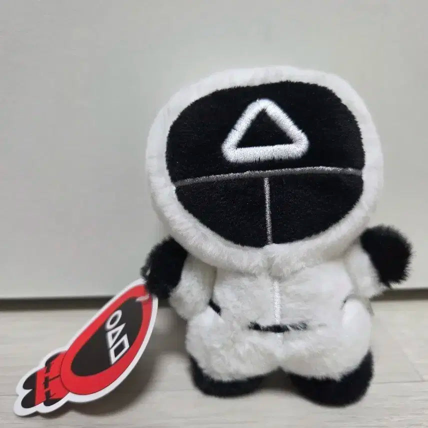 오징어게임 인형 화이트 요원