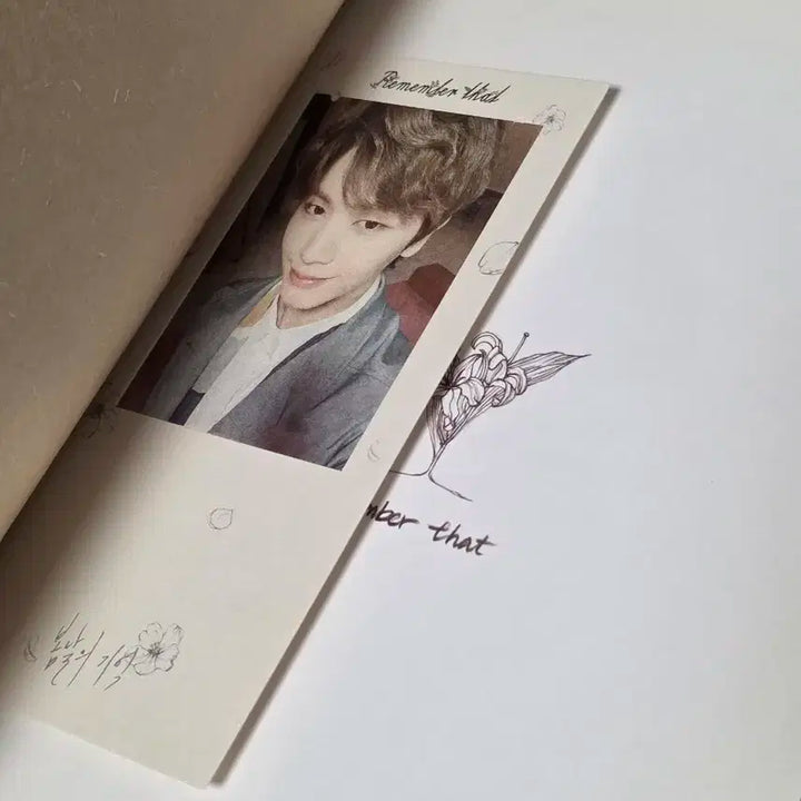 봄날의 기억 앨범+ 육성재포카 책갈피