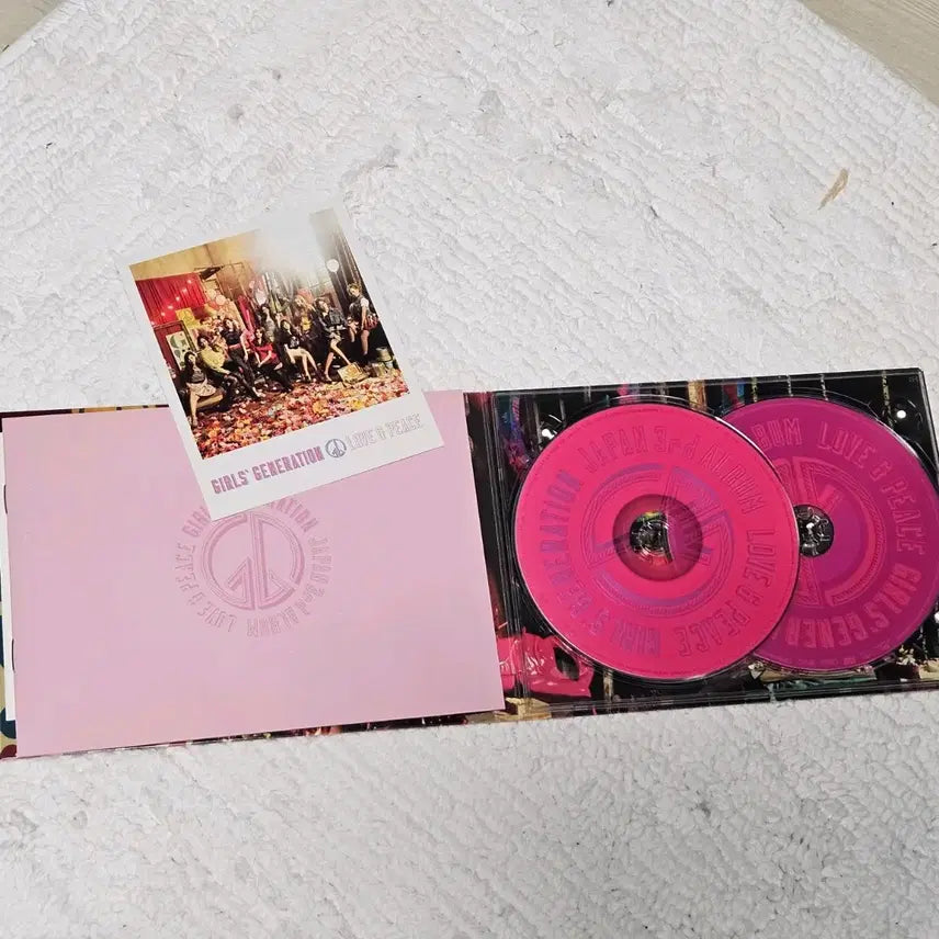 소녀시대 일본 정규3집 Love & Peace 앨범(CD + DVD)