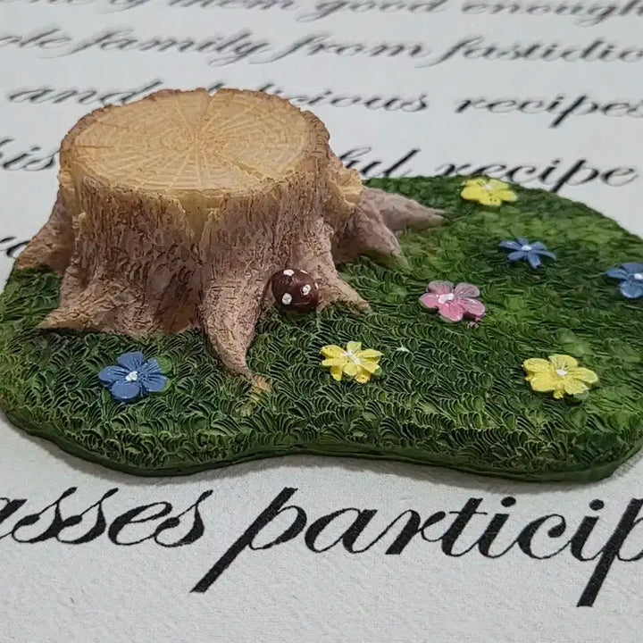 나무 그루터기 꽃밭 피규어