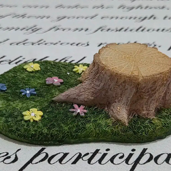 나무 그루터기 꽃밭 피규어