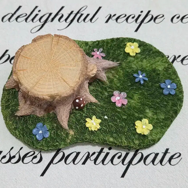 나무 그루터기 꽃밭 피규어