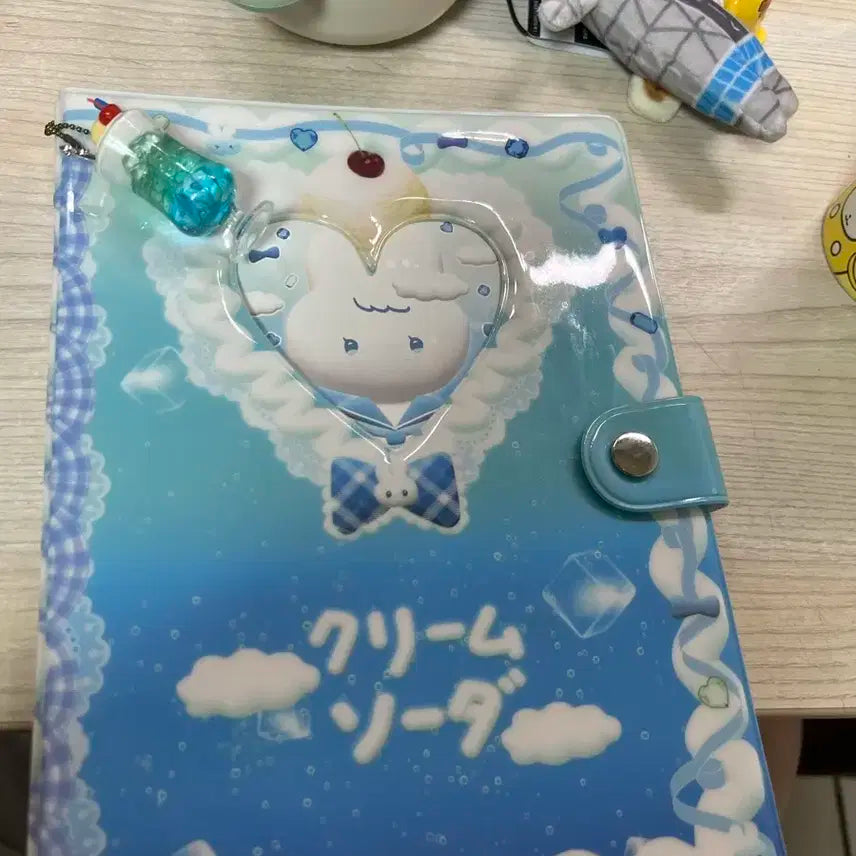 아이브 포카가 들어있는 바인더 ㅍ 바인더 합쳐서 안에 들은 것 까지 제시