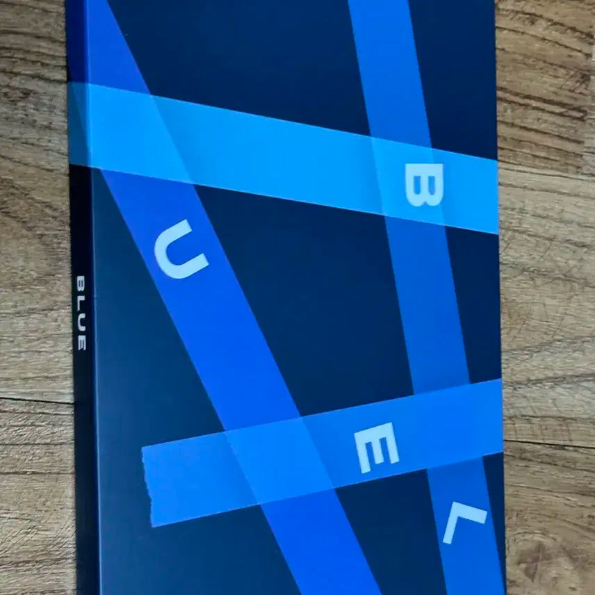 루시 블루 앨범 개봉