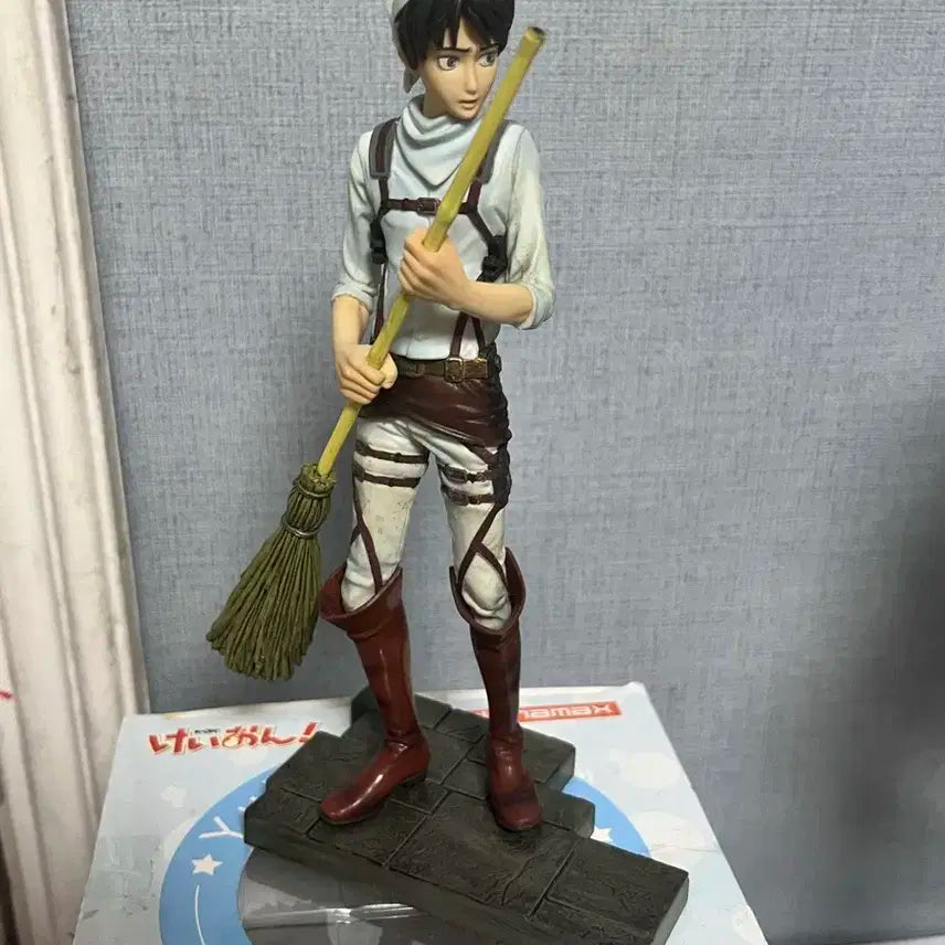 진격의 거인 에렌 예거 청소 피규어