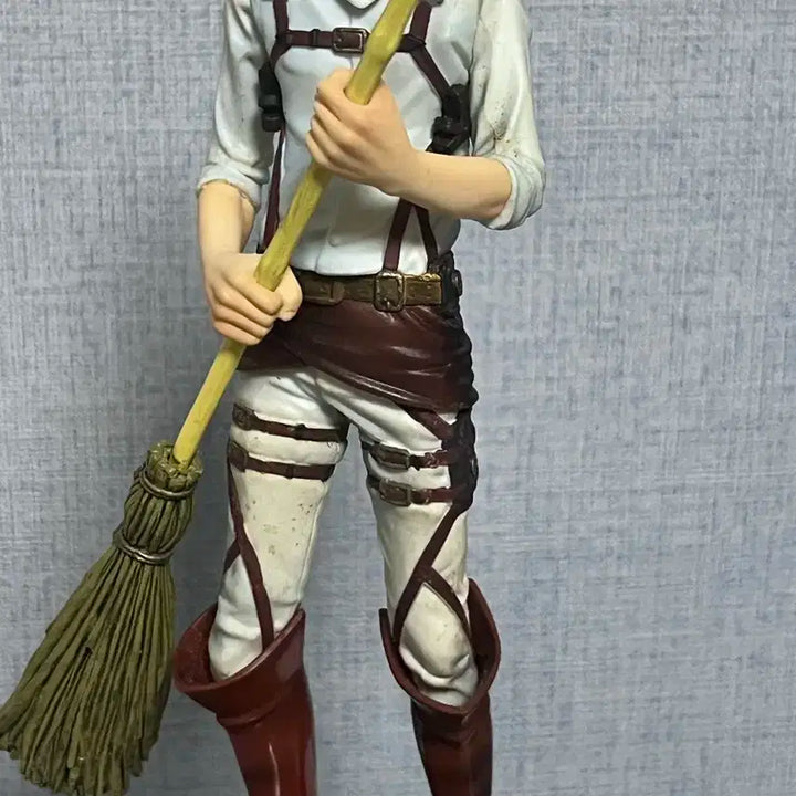 진격의 거인 에렌 예거 청소 피규어