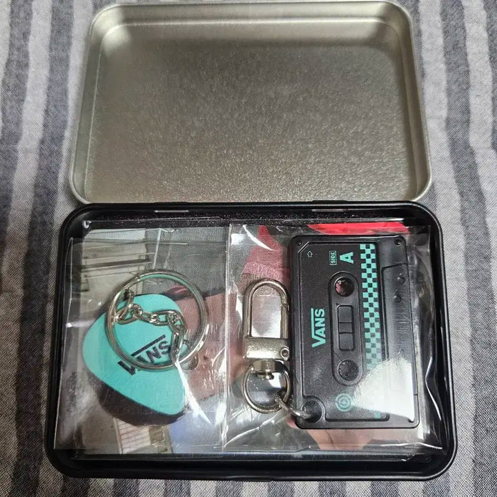VANS X DAY6 굿즈 풀세트 (틴케이스+키링+포카)