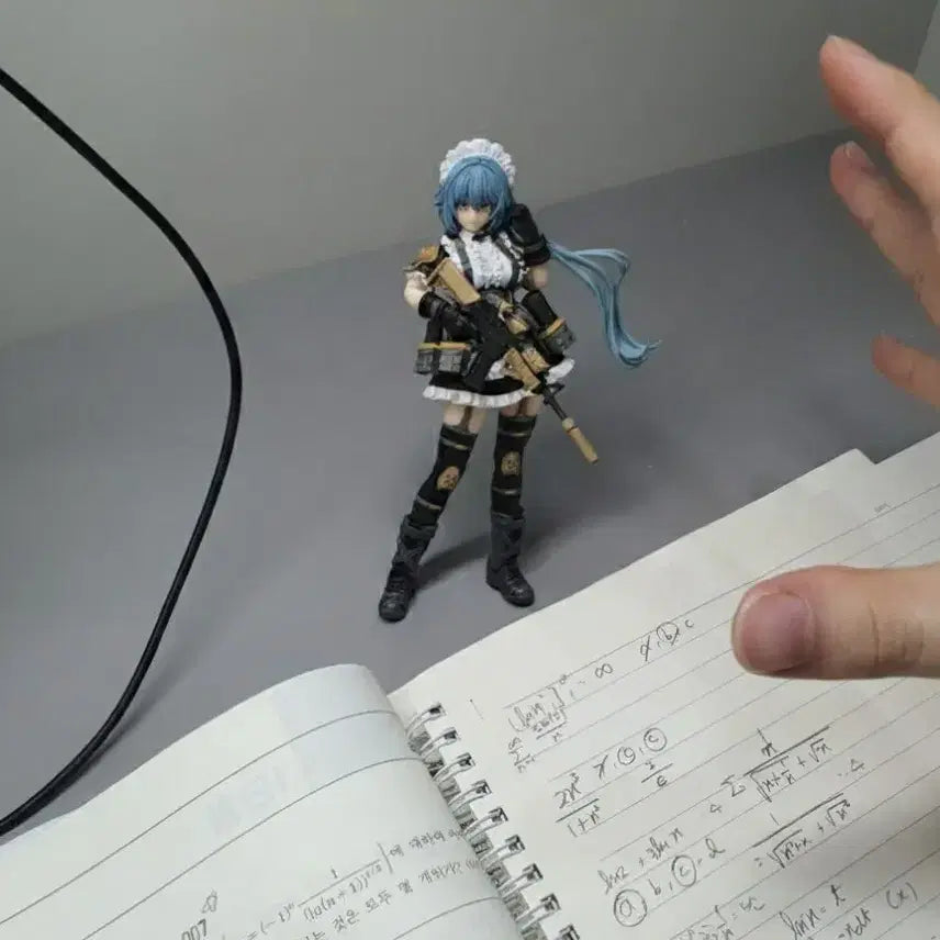 총기 든 메이드복 피규어