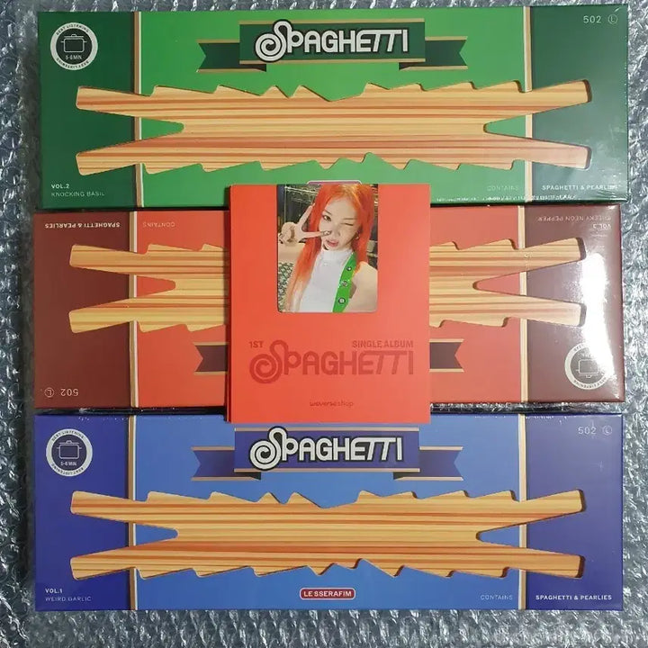 르세라핌 스파게티 미개봉앨범 3종과 마그네틱 북마크 5종