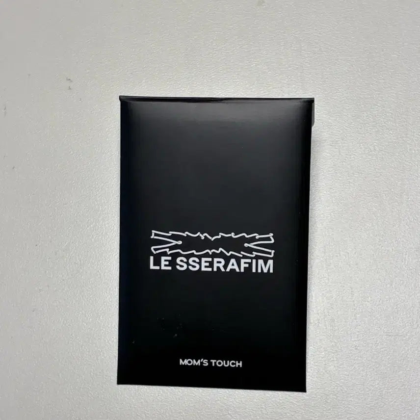 르세라핌 맘스터치 포카