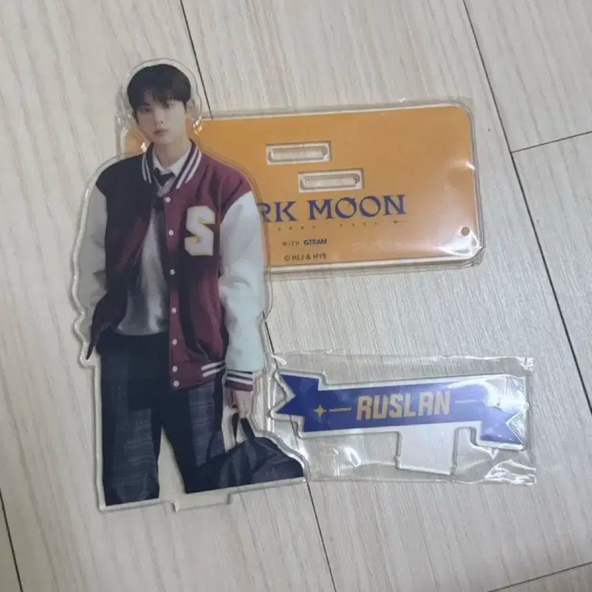 하루아 루슬란 다크문 팝업 전시 아크스 아크릴스탠드