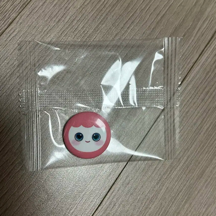 트와이스 모모 10주년 팝업 라부리 핀뱃지