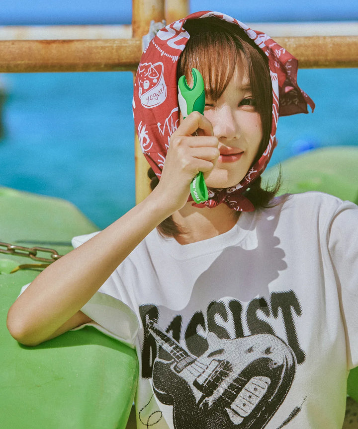 **QWER -Magenta  base half-tone T-shirt (White)