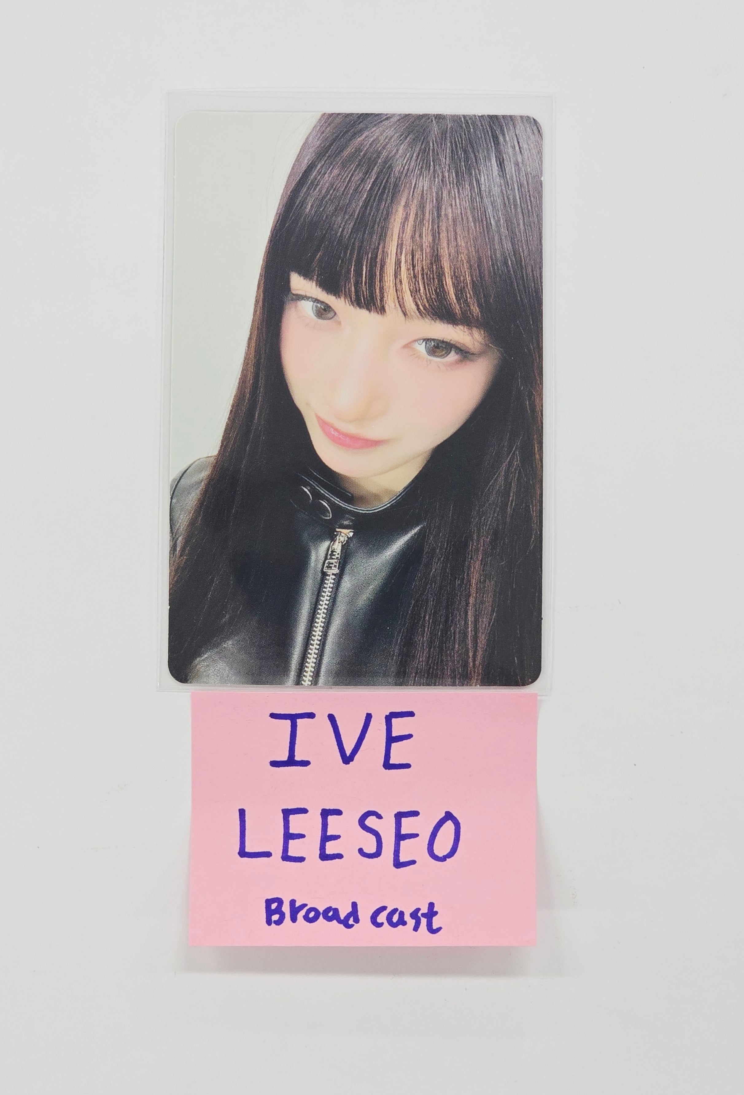 LEESEO (of IVE) 