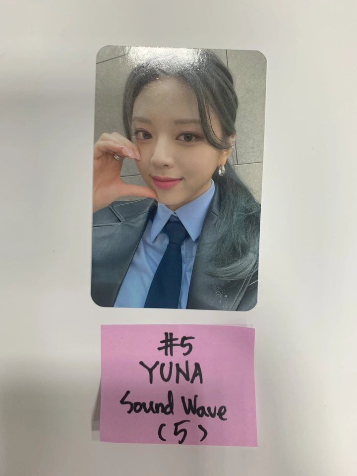 Itzy 'Guess Who' -SoundWave Fan Sign Event Photocard - HALLYUSUPERSTORE