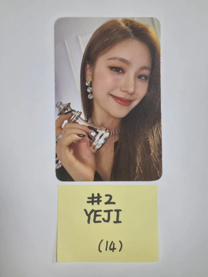 ITZY 'CHECKMATE' - The 1st World Tour Trading Photocard - HALLYUSUPERSTORE