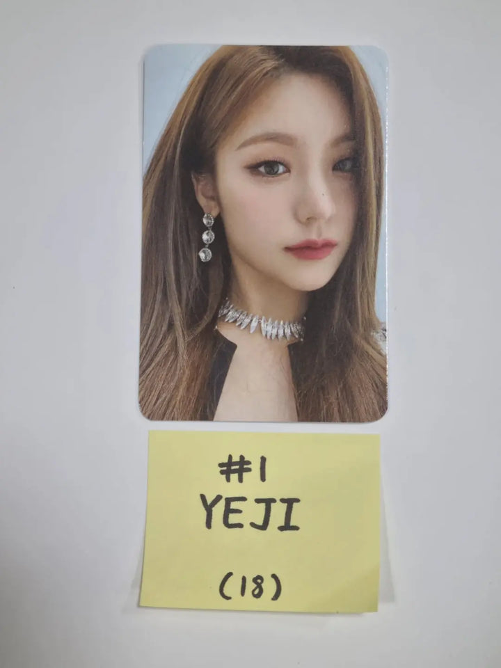 ITZY 'CHECKMATE' - The 1st World Tour Trading Photocard - HALLYUSUPERSTORE
