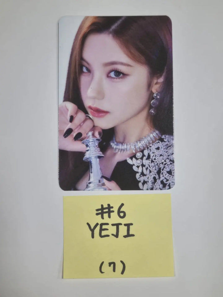 ITZY 'CHECKMATE' - The 1st World Tour Trading Photocard - HALLYUSUPERSTORE
