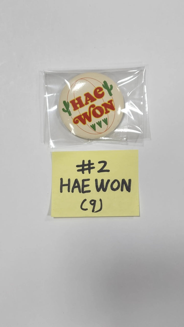 NMIXX 'MIXXPEDIA: PICK LA' 1st Photobook - Official Pin Button, 4 Cut Photo Set (7EA), Polaroid Photocard Set (7EA) - HALLYUSUPERSTORE