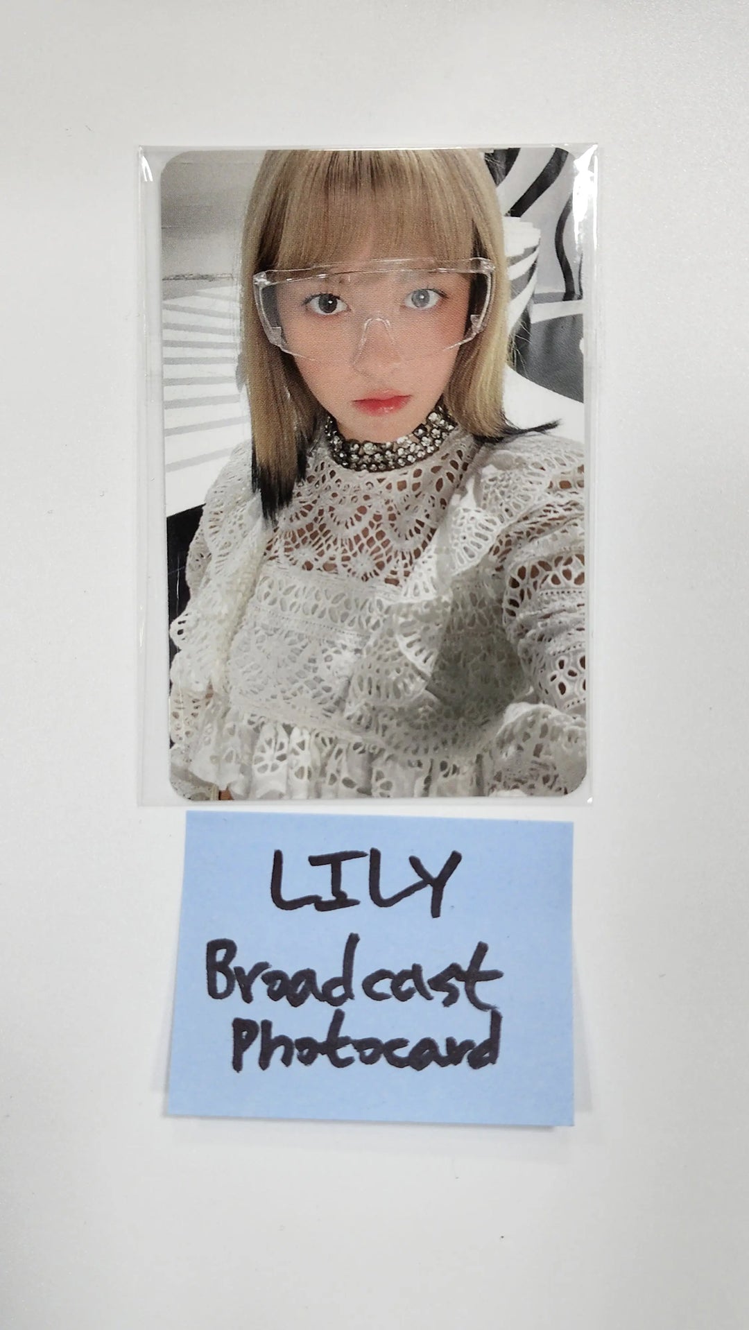 LILY (of NMIXX) 'ENTWURF' - Broadcast Photocard - HALLYUSUPERSTORE