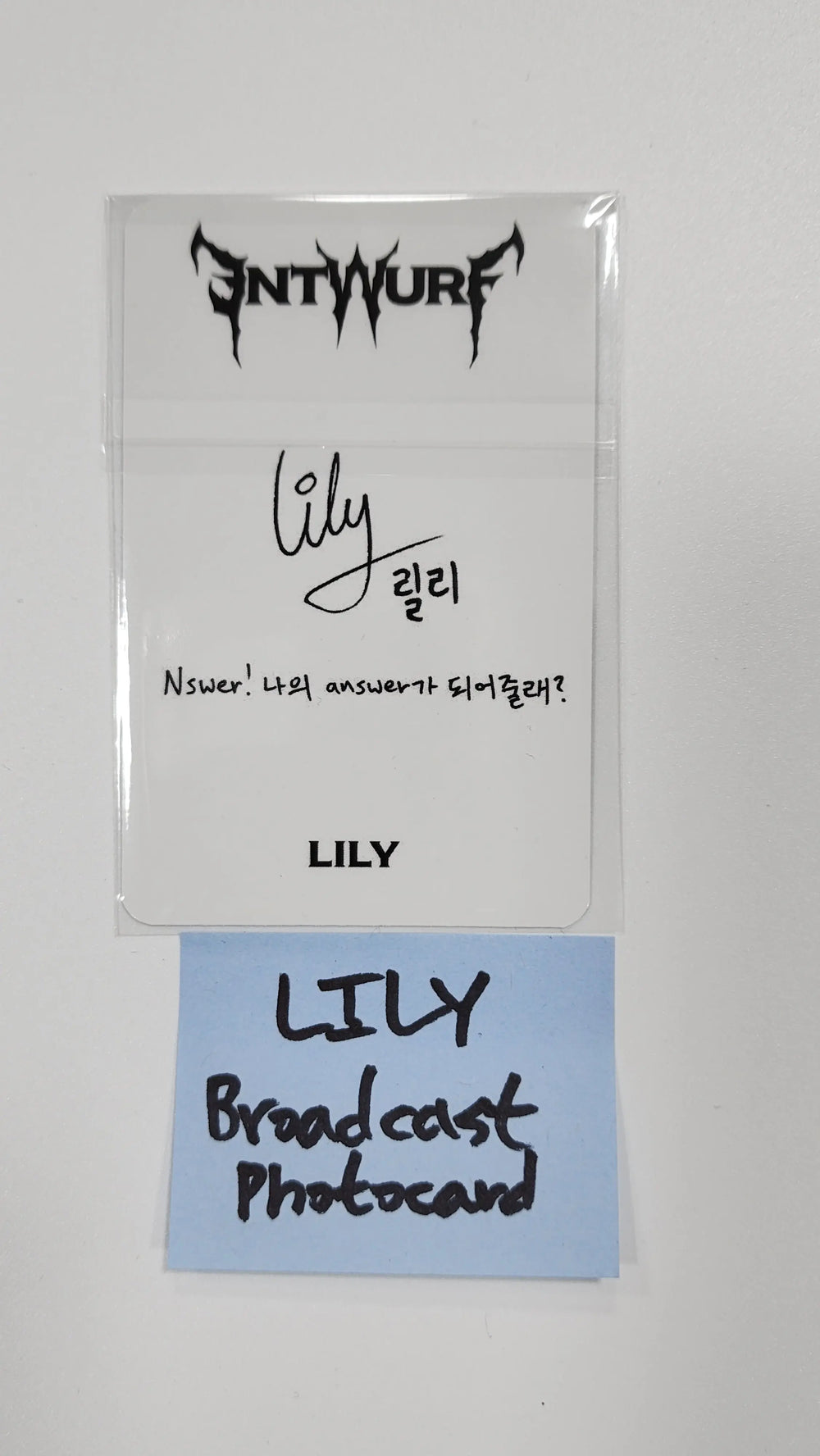 LILY (of NMIXX) 'ENTWURF' - Broadcast Photocard - HALLYUSUPERSTORE