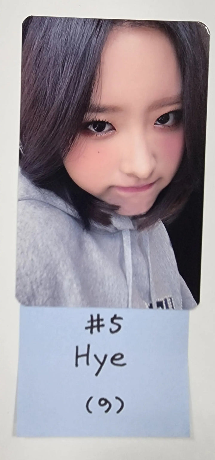 Loona "LOONATHEWORLD" 2022 Loona 1st World Tour - Trading Photocard - HALLYUSUPERSTORE