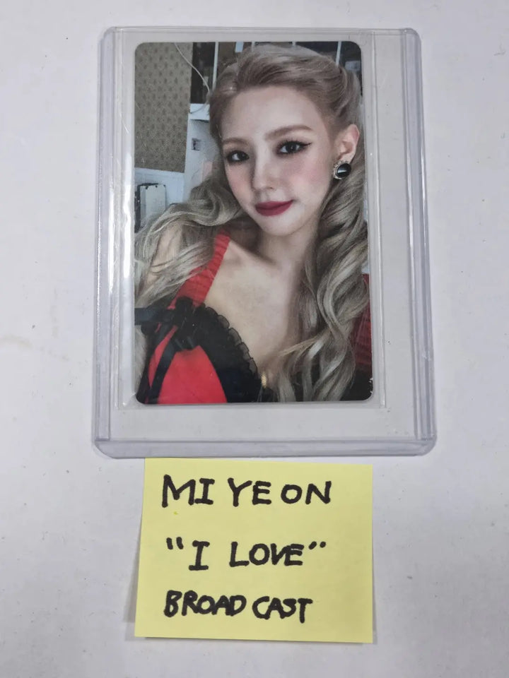 Miyeon, Yuqi (Of (G) I-DLE) "I love"  - Broadcast Photocard - HALLYUSUPERSTORE