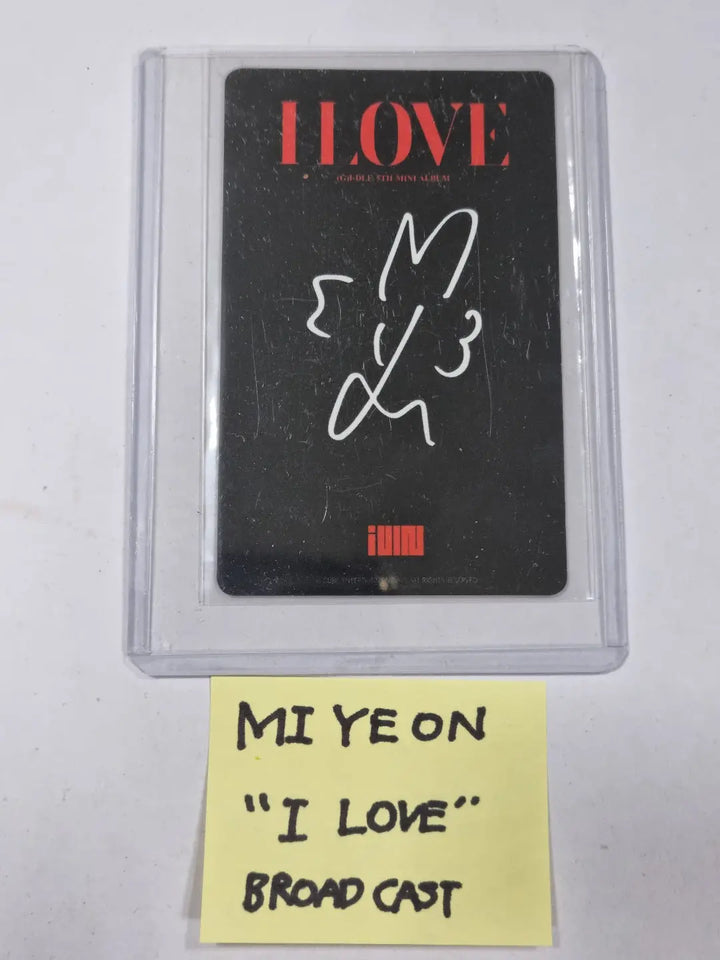 Miyeon, Yuqi (Of (G) I-DLE) "I love"  - Broadcast Photocard - HALLYUSUPERSTORE