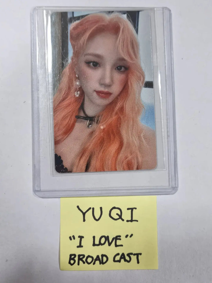 Miyeon, Yuqi (Of (G) I-DLE) "I love"  - Broadcast Photocard - HALLYUSUPERSTORE