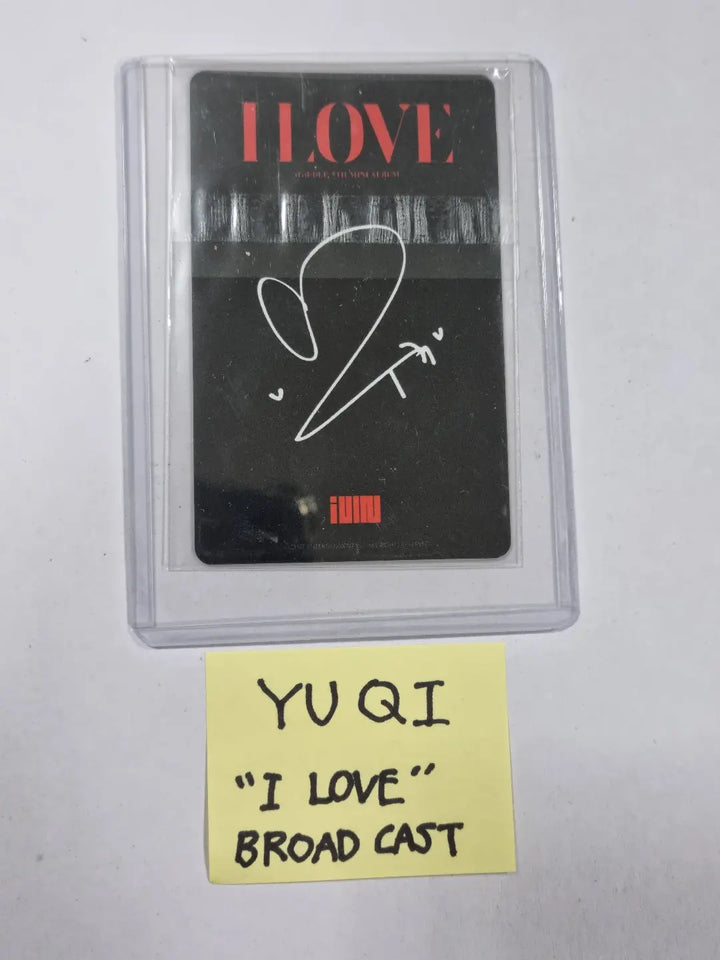 Miyeon, Yuqi (Of (G) I-DLE) "I love"  - Broadcast Photocard - HALLYUSUPERSTORE