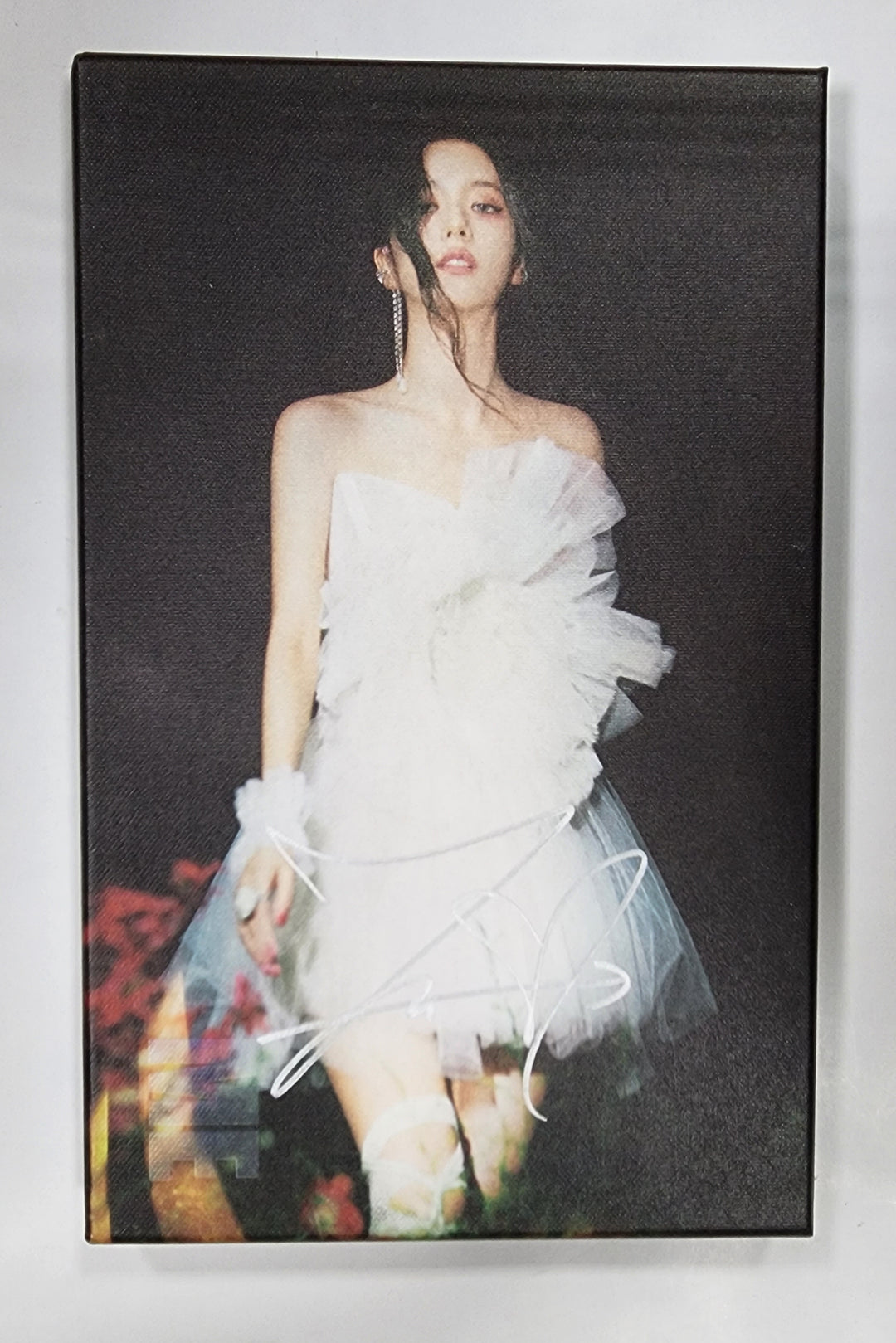 JISOO "ME" - Hand Autographed(Signed) Album - HALLYUSUPERSTORE