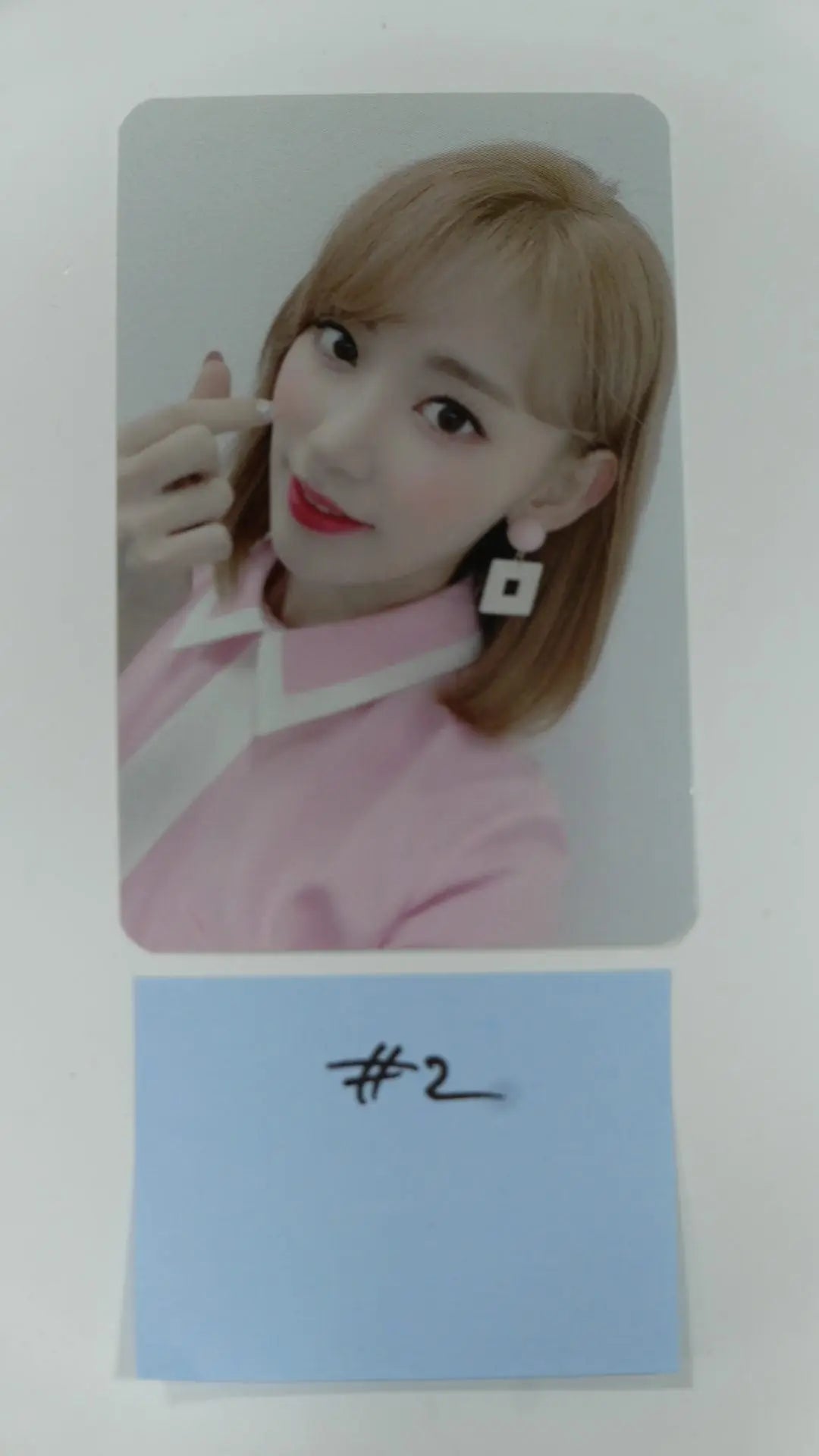 Miyawaki Sakura (of Iz*One, IZONE) "Heart*Iz " - Broadcast Photocard - HALLYUSUPERSTORE