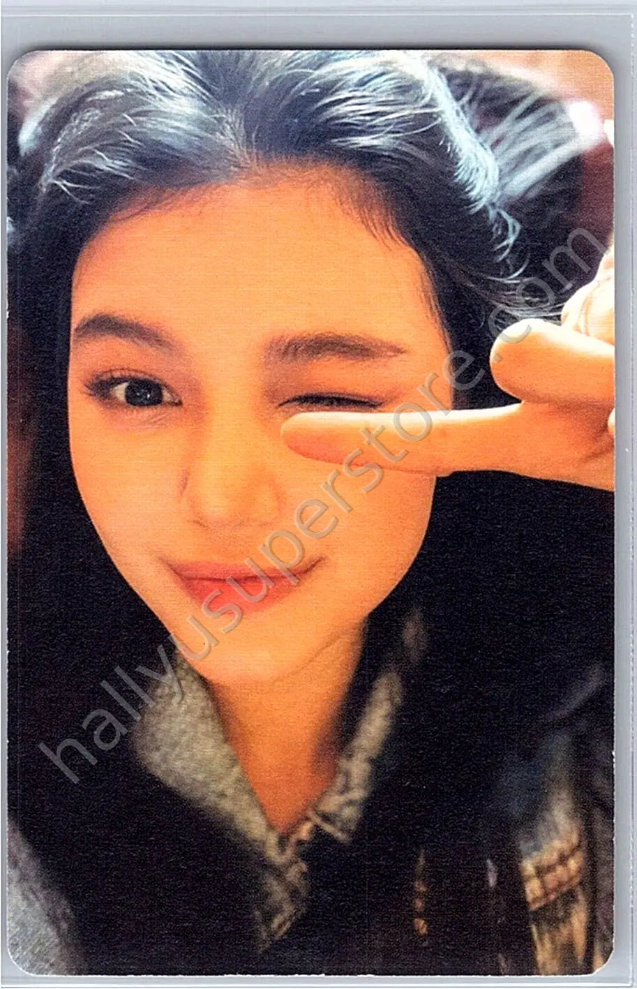 NewJeans - Danielle - NewJeans 1st EP “New Jeans” album photocard bluebook version danielle version