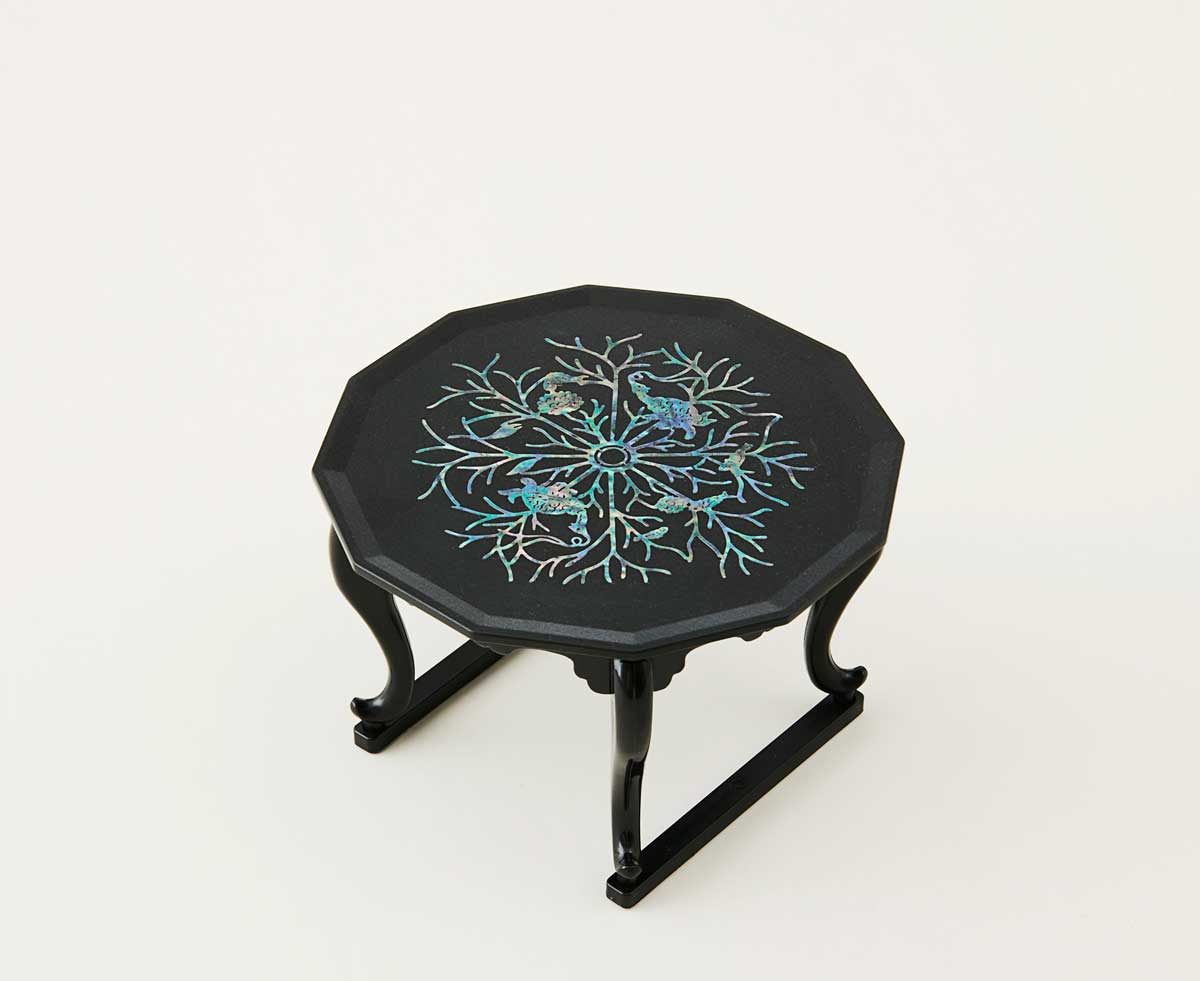 ** Korean traditional pearl oyster table wireless charger