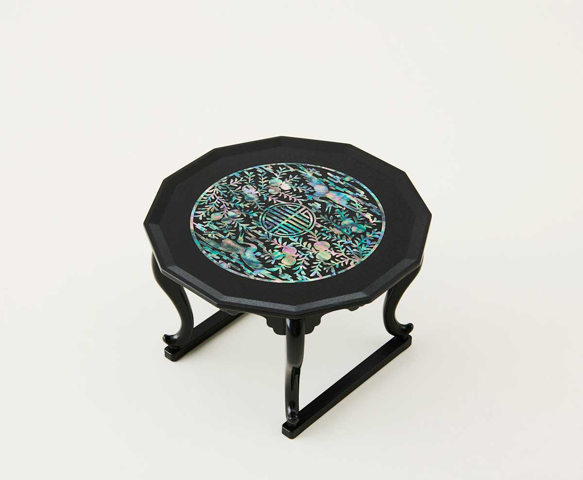 ** Korean traditional pearl oyster table wireless charger