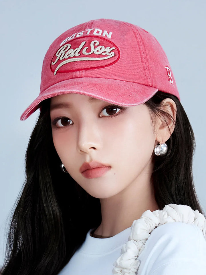 ** [Pre-Order] AESPA - Wearing KARINA Varsity Vintage Cursive Stitch Unstruck Ball Cap BOS (D.Red)