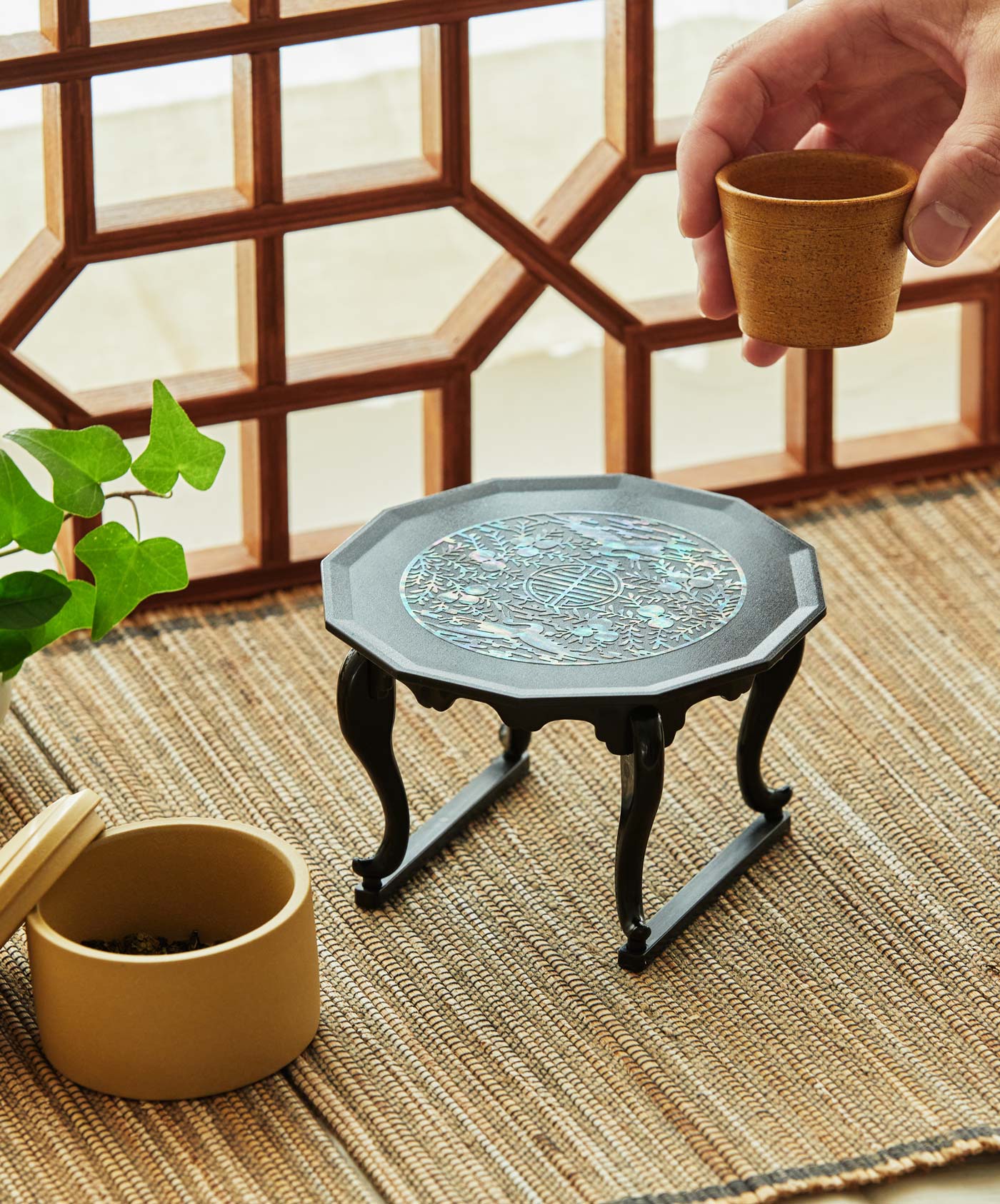 ** Korean traditional pearl oyster table wireless charger
