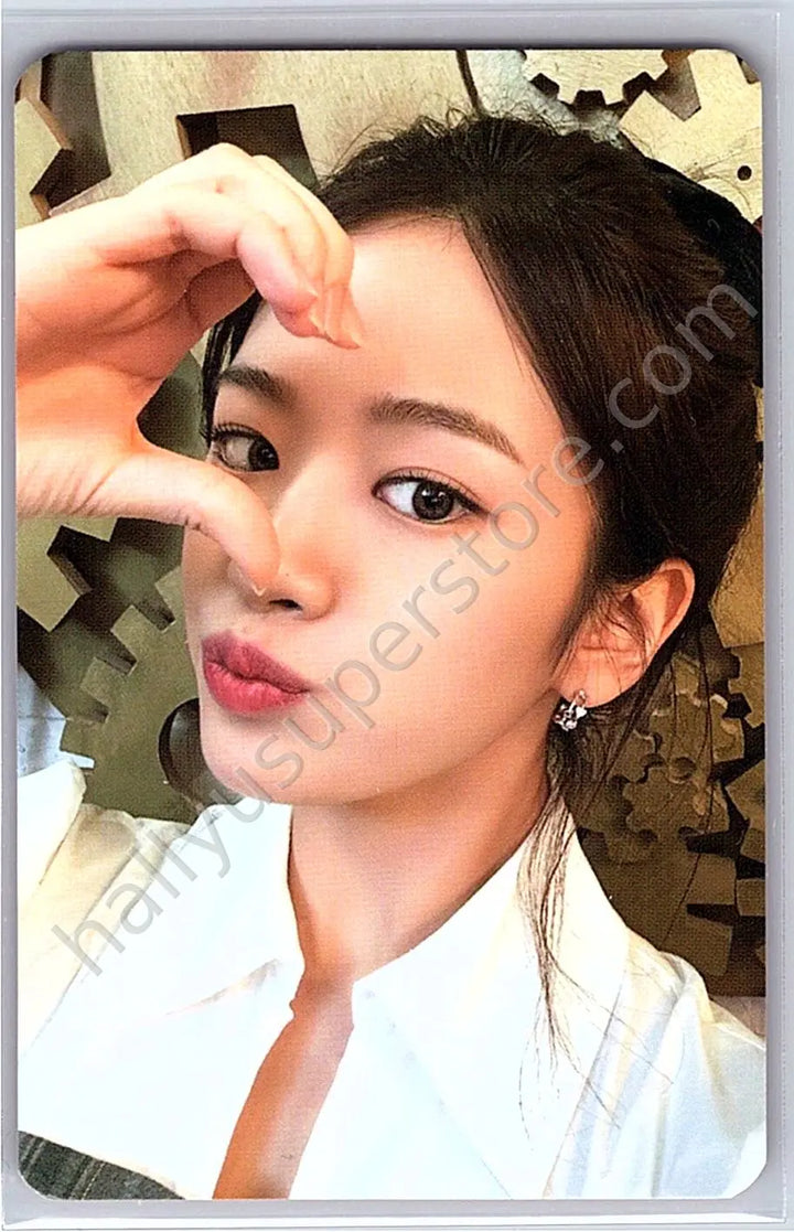IVE - Yujin - IVE - Yujin - The Prom Queens: 1st Fan Concert Event trading card selfie version A version