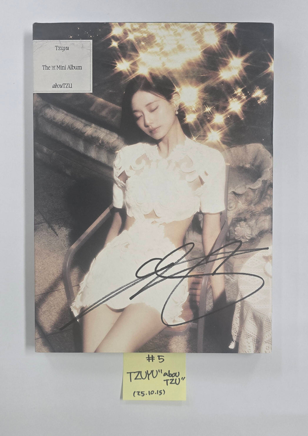 JIN (Of BTS) "Echo", DAY6 "The DECADE", TZUYU (Of TWICE) "abouTZU", Nayeon (Of TWICE) "NA", Yeji "Air", Xdinary Heroes "Beautiful Mind", NMIXX "Fe3O4: FORWARD" - Hand Autographed(Signed) Promo Album [25.10.15]