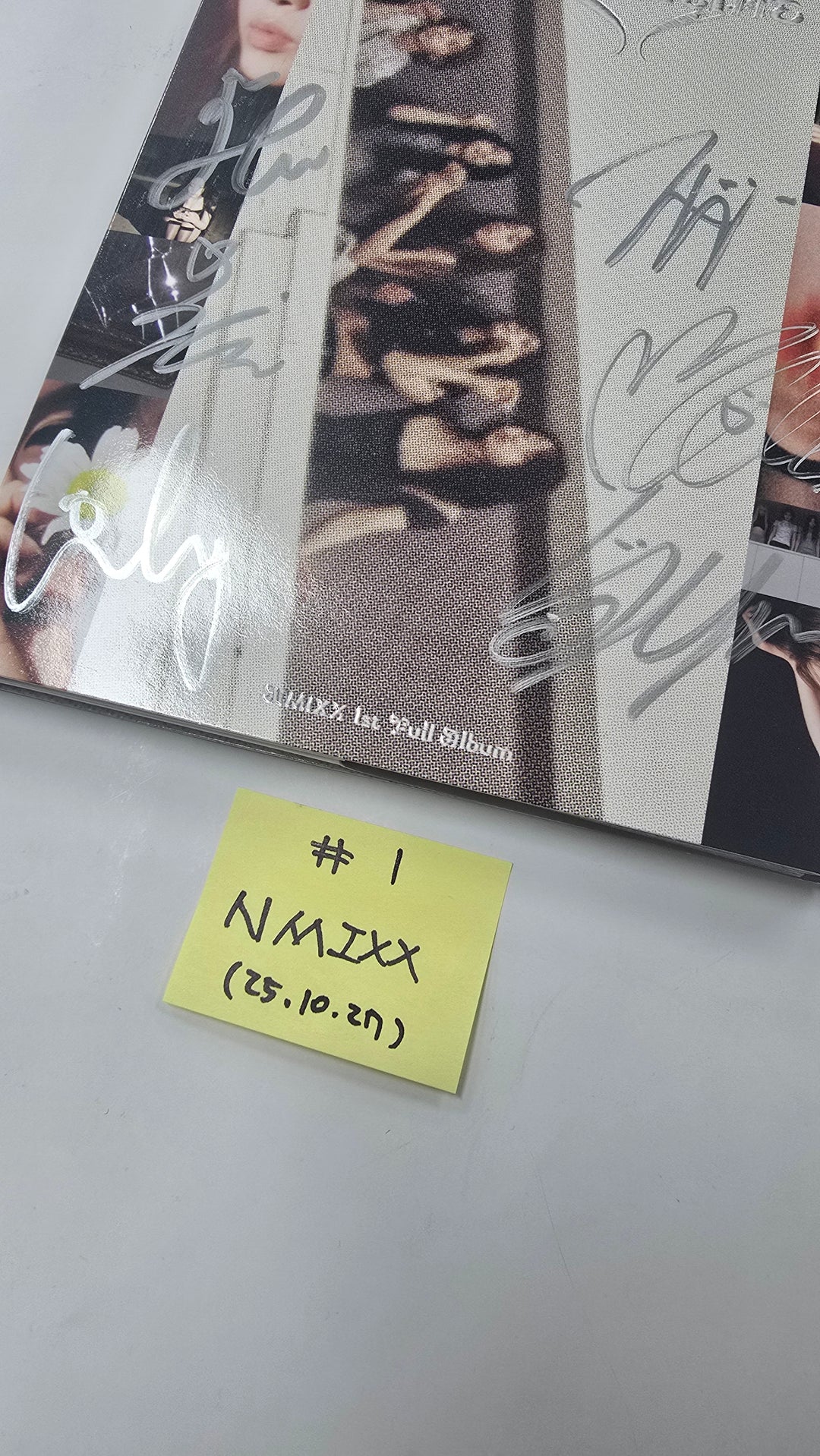 NMIXX "Blue Valentine", Hearts2Hearts "FOCUS" - Hand Autographed(Signed) Promo Album [25.10.27]
