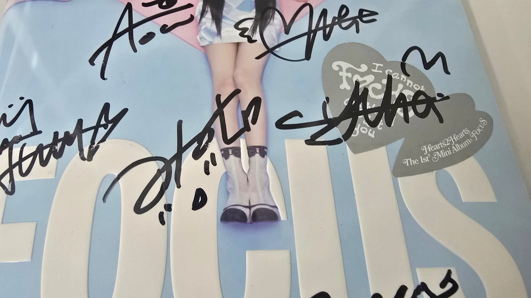 NMIXX "Blue Valentine", Hearts2Hearts "FOCUS" - Hand Autographed(Signed) Promo Album [25.10.27]