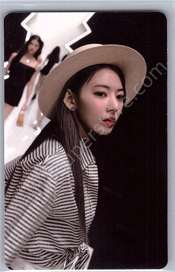 LE SSERAFIM - Sakura - LE SSERAFIM - Sakura - FEARLESS Album album photocard monochrome bouquet version front side double-sided