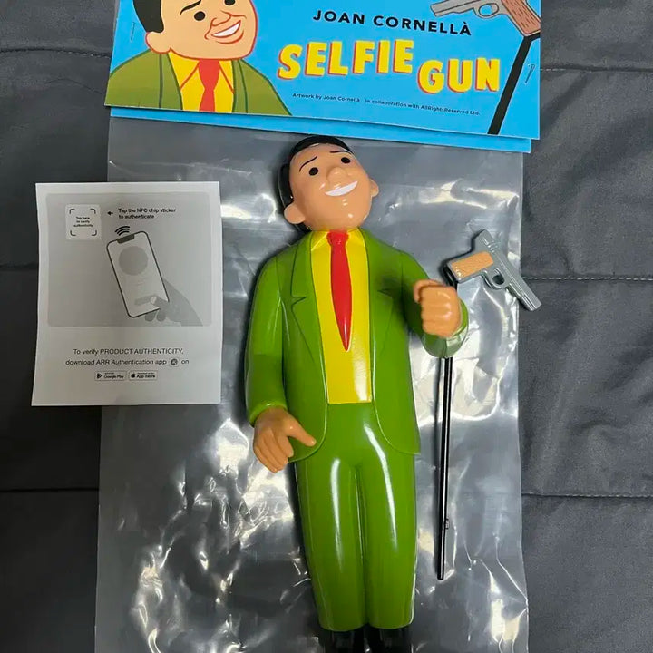 조안 코넬라 joan cornella 셀피 건 아트 토이 피규어