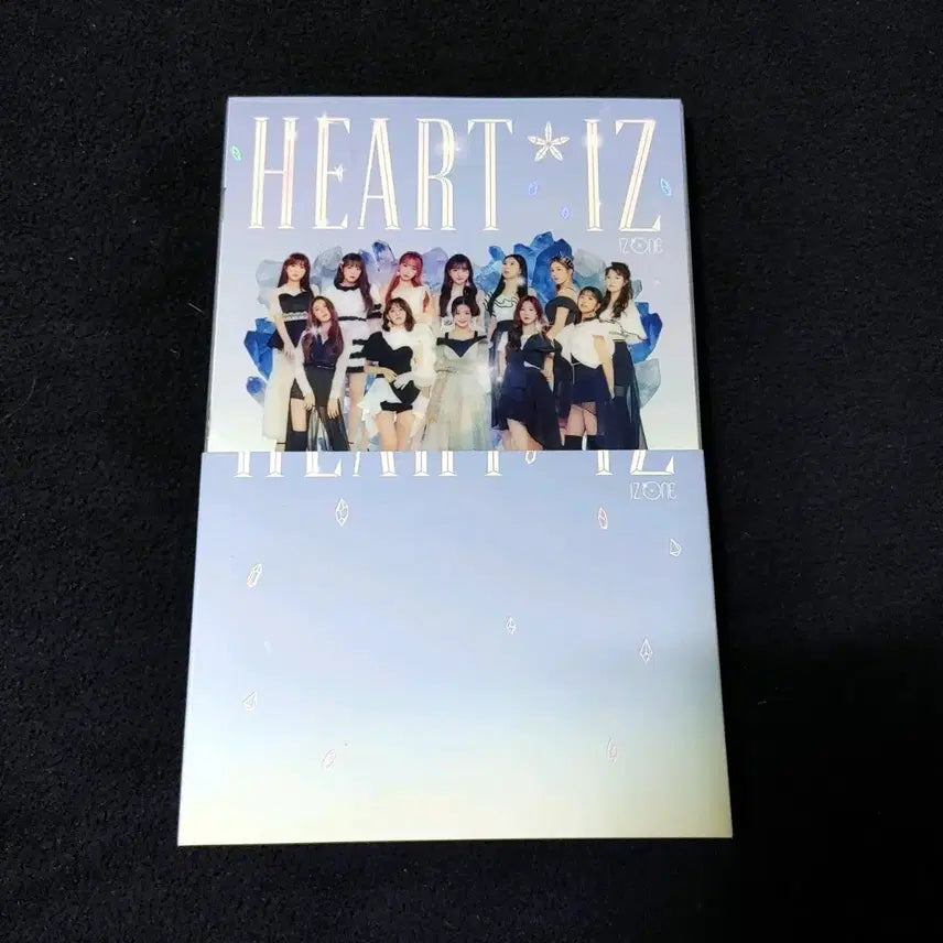 아이즈원 비올레타 사파이어 앨범 단체 커버