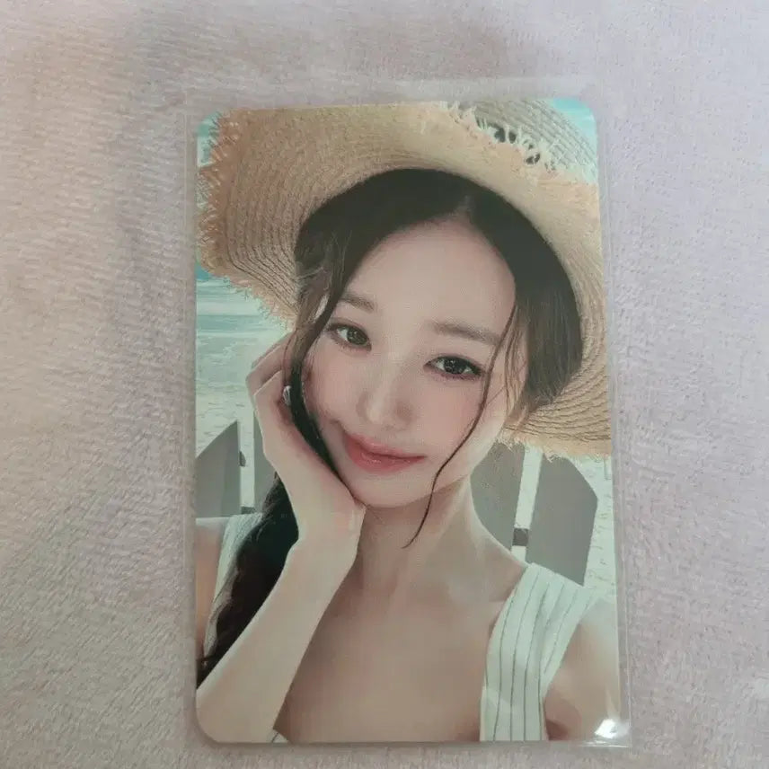장원영 포카 싸게 팔아요.