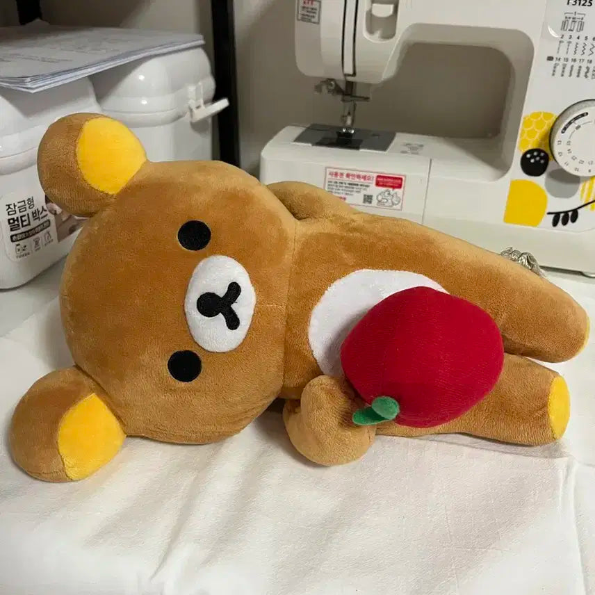 누워 있는 고전 빈티지 리락쿠마 인형